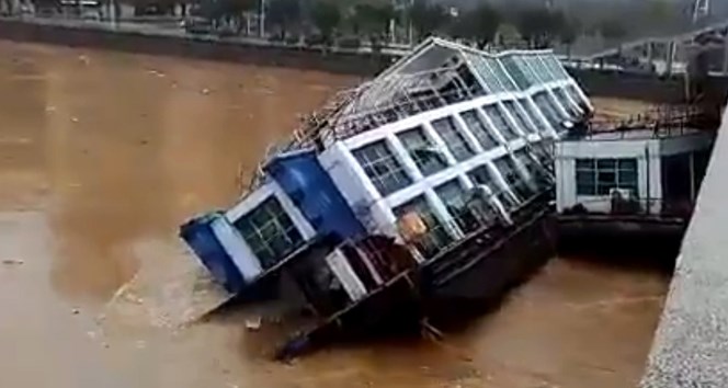 Restoran tekneler taşkın kurbanı oldu