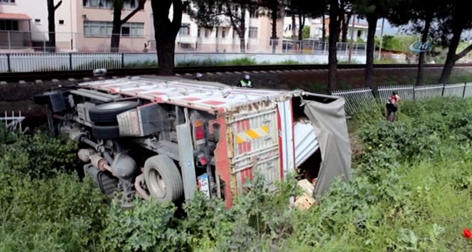 Rüzgardan savrulan kamyon şarampole yuvarlandı