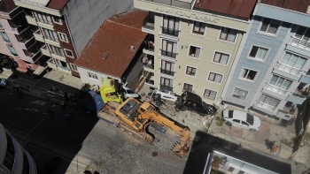 Sancaktepe’De Yokuş Aşağı Kayan Tır Dört Araca Çarparak Durabildi
