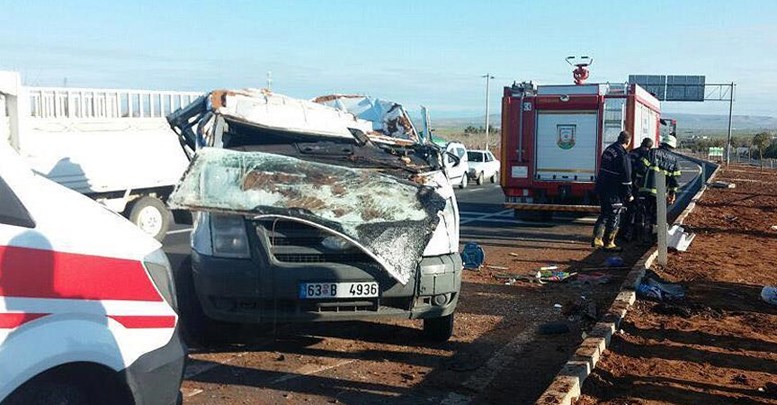 Şanlıurfa'da işçileri taşıyan servis devrildi: 11 yaralı