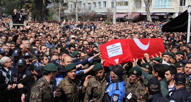 Şehidin naaşı babasının yanına defnedildi