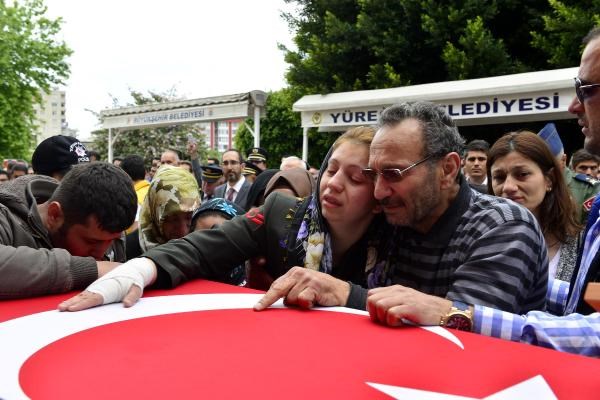 Şehit eşini, üniforma giyip, asker selamı ile uğurladı