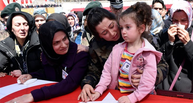 Şehit komiser yardımcısını binler uğurladı