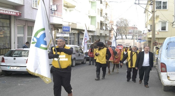 Şehitler  İçin  Çanakkale'ye  Yürüyorlar