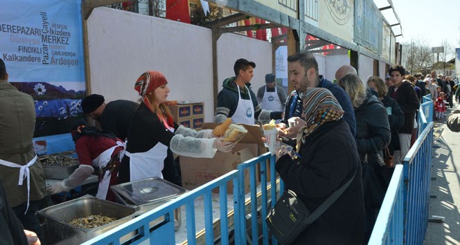 Şehitlerimiz için 3 ton hamsi dağıtıldı