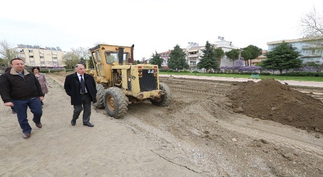 Selçuk'ta  Tören  Alanına  Suni  Çim  Ekiliyor