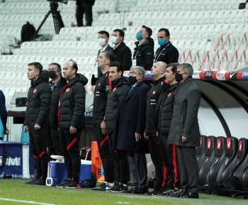 Şenol Güneş Temastan Kaçamadı!
