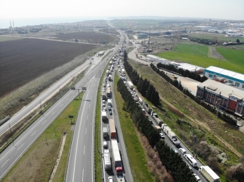 Silivri D-100 Karayolu’Nda Oluşan Kilometrelerce Kuyruk Drone İle Havadan Görüntülendi
