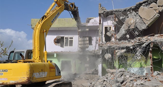 Silopi’de ağır hasarlı binaların yıkımına başlandı