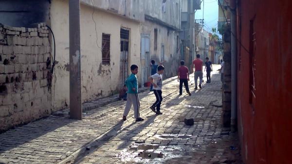 Silopi’de yasağa rağmen çocuklar sokakta top oynuyor