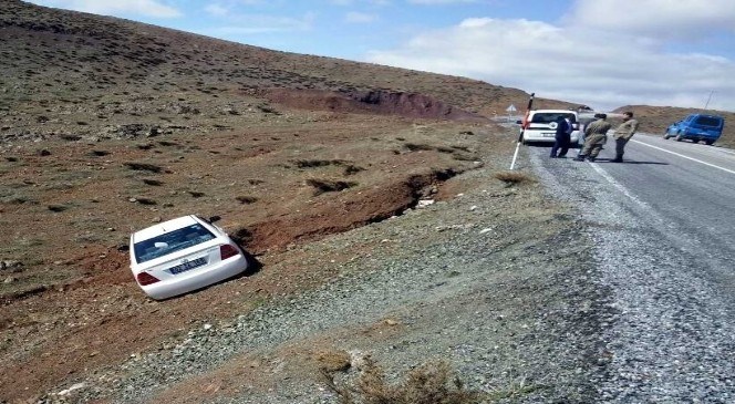 Sincik  İlçesinde  Otomobil  Yoldan  Çıktı