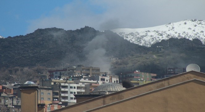 Şırnak'ta  Barikat  ve  Patlayıcılar  Top  Atışlarıyla  İmha  Ediliyor