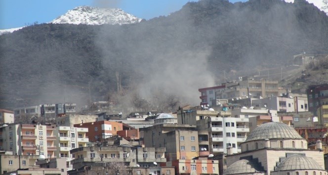 Şırnak’ta barikat ve patlayıcılar top atışlarıyla imha ediliyor