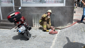 Şişli’De Çıkan Yangını Söndürme Esnasında Sosyal Mesafe Kuralı Unutuldu
