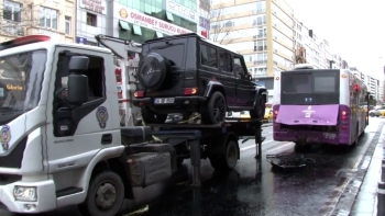 Şişli’De Kırmızı Işıkta Bekleyen Halk Otobüsüne Lüks Cip Çarptı
