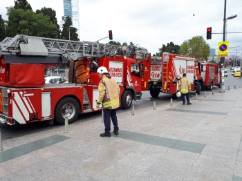 Şişli’Deki Avm’De Yangın Paniği
