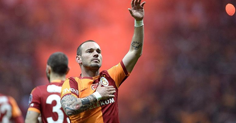 Sneijder Galatasaray’dan ayrılmak istemiyor