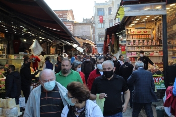 Sokağa Çıkma Kısıtlaması Öncesi Eminönü Meydan’Da İnsan Yoğunluğu
