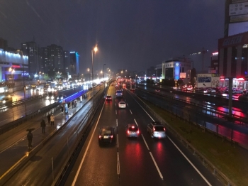 Sokağa Çıkma Kısıtlaması Öncesi Metrobüs Ve Yollarda Yoğunluk Oluştu
