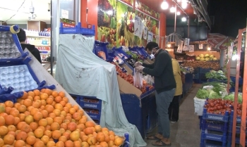 Sokağa Çıkma Kısıtlamasına Dakikalar Kala Marketlerde Yoğunluk Yaşandı
