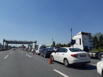 Sokağa Çıkma Kısıtlamasında Mahmutbey Gişeleri’Nde Uzun Kuyruklar Oluştu
