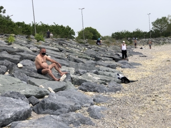 Sosyal Mesafeli Güneşlendiler, Yasağa Rağmen Denize Girdiler
