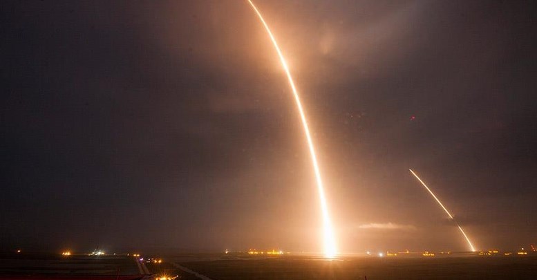 SpaceX'in Falcon 9 roketi okyanustaki platforma indi