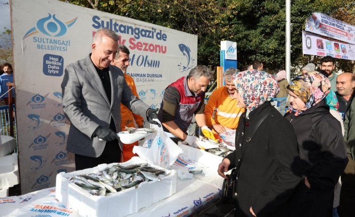 Sultangazi Belediyesi’nden Ücretsiz Balık Dağıtımı! Lüferler Başkan Dursun’dan