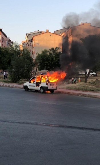 Sultangazi’De Akıl Almaz Olay: Alevli Araç Hareket Edince Panik Yaşandı
