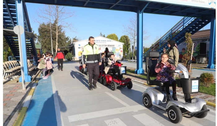 Sultangazili Çocuklar Deprem ve Güvenli Trafik Eğitim Parkında Uygulamalı Öğreniyor