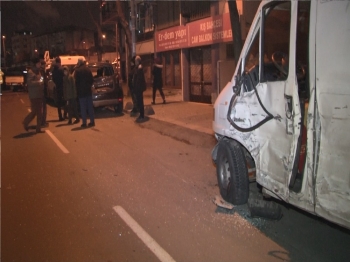 Sürücüsünün Direksiyon Hakimiyetini Kaybettiği Kamyonet Park Halindeki 7 Araca Çarptı
