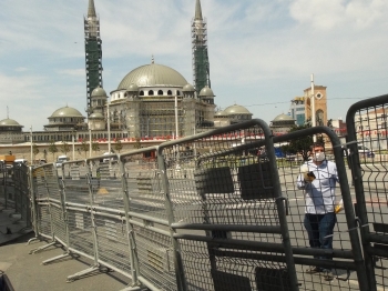 Taksim’De 1 Mayıs Öncesi Meydana Çıkan Yollar Barikatlarla Kapatıldı
