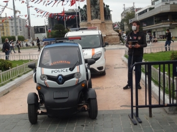 Taksim’De Drone İle Maske Ve Sosyal Mesafe Uyarısı
