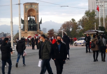 Taksim’De Korona Virüse Rağmen Oluşan Kalabalık Dikkat Çekti
