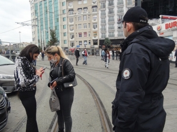 Taksim’De Maske Takmadıkları İçin Ceza Yiyen Kadınlar, Gazetecilere Saldırdı
