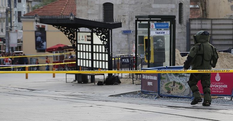 Taksim'de şüpheli çanta fünyeyle patlatıldı