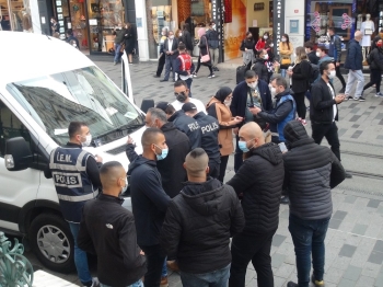 Taksim İstiklal Caddesinde Korona Virüs Ve Sigara Denetimi
