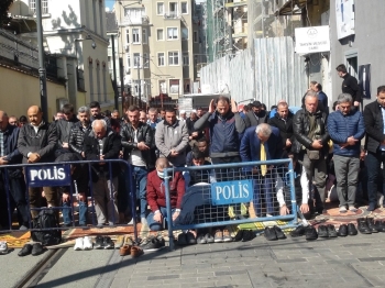 Taksim Mescidi’Nde Vatandaşlar Cuma Namazını Dışarıda Kıldı
