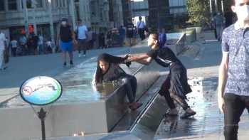 Taksim Meydanda Çocuklardan Tehlikeli Serinleme
