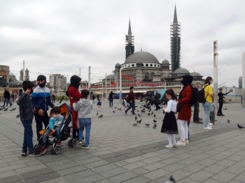 Taksim Meydanı’Nda Çocuk Sesleri
