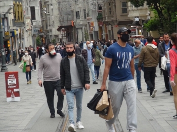 Taksim Meydanı Ve İstiklal Caddesi’Nde Dikkat Çeken Yoğunluk
