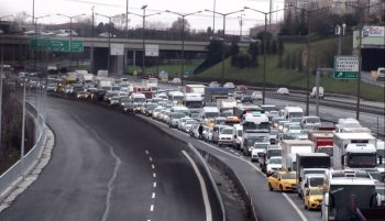 Tem Otoyolu’Nu Trafiğe Kapatan İntihar Girişimi
