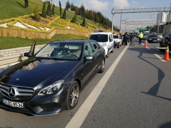 Tem Otoyolunda Magandalar Sıkıştırdıkları Araca Ateş Açtılar: 1 Yaralı
