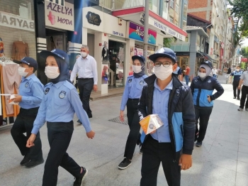 Temizliği Bahane Edip Maske Takmayan Esnafa Çocuk Zabıtadan Tepki: "Temizlik Bahane Değil Maskenizi Takın"
