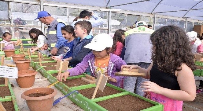 Tepebaşı'nda  Minik  Eller  Tohumlara  Hayat  Verdi