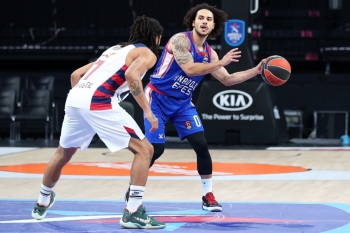 Thy Euroleague: Anadolu Efes: 59 - Baskonia: 77
