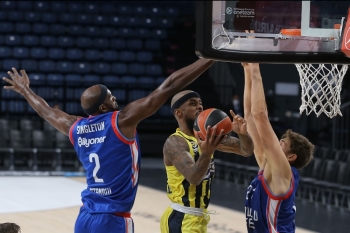 Thy Euroleague: Anadolu Efes: 71 - Fenerbahçe: 80
