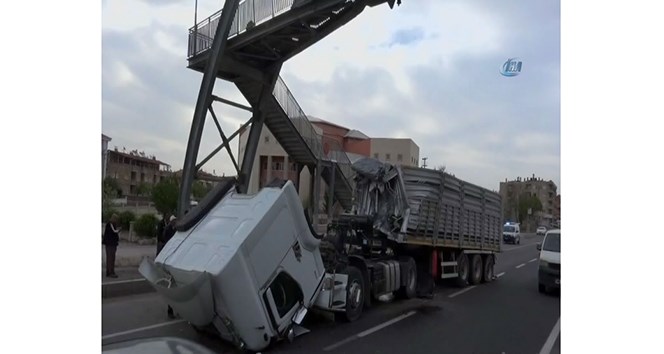 TIR’ın açılan dorsesi üst geçide çarptı: 1 yaralı