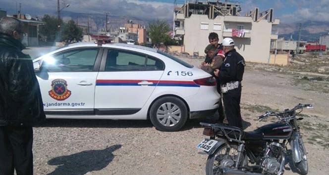 Trafik polisi oğluna ceza kesti