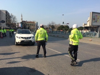 Trafik Polislerinden Sokağa Çıkan Araçlara Denetim
